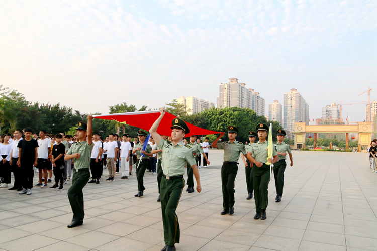 我校舉行升旗儀式慶祝新中國(guó)成立72周