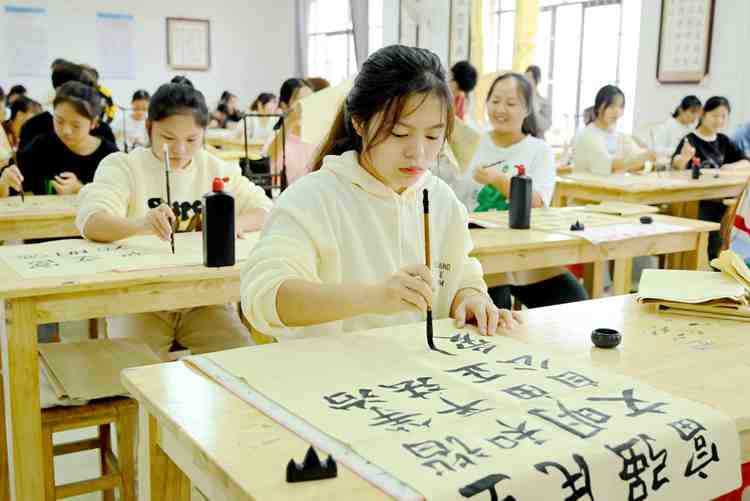 妙筆寫“清廉”，翰墨揚正氣 | 我校開展廉潔文化進書法課堂活動